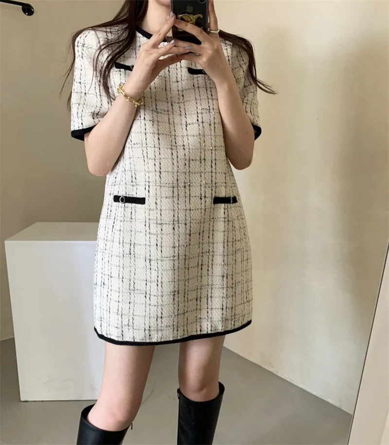 Женское платье в клетку с круглым вырезом и завышенной талией