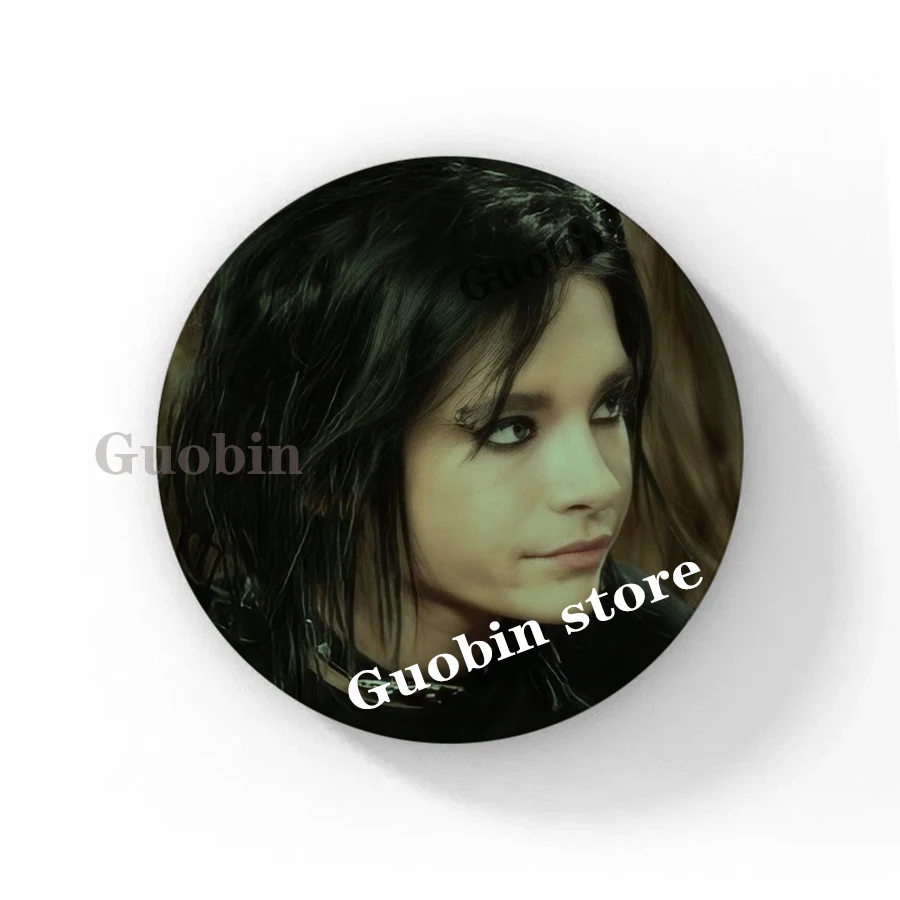 

58 мм Ретро рок-группа Tokio Hotel Bill Kaulitz Розовая пуговица Булавка Готический рок Брошь Значок Декор для рюкзака Вентиляторы собирают вечерние подарки