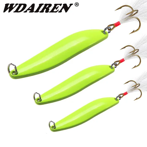 1 PC Spinner luminoso Spoon Metal Lures 5g 7g 10g 13g Feather Treble Hook Isca artificial para tackle de pesca de trutas de trutas de baixo