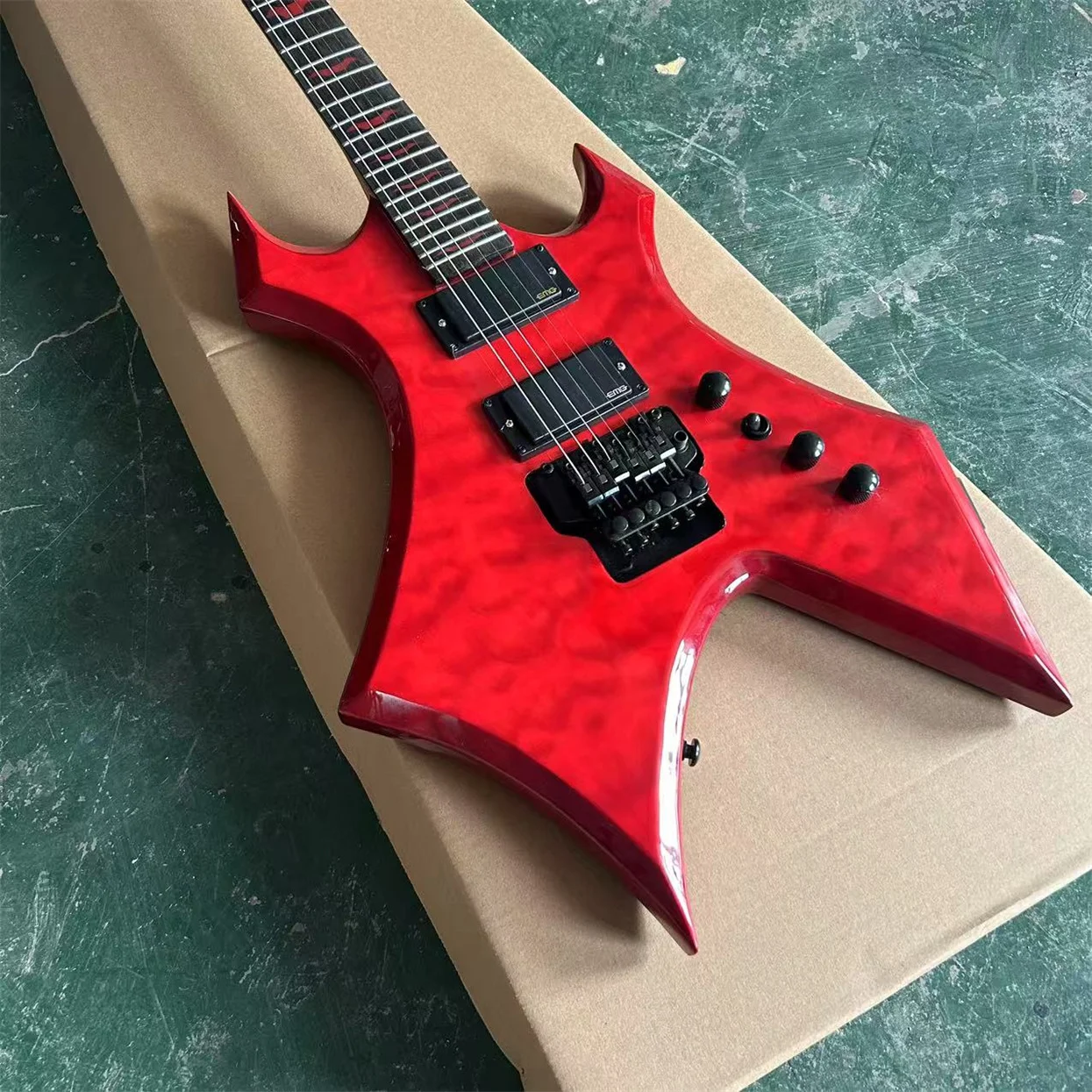 Фото Месть красный стеганый кленовый верх электрогитара Floyd Rose тремоло Китай EMG звукосниматели 9 В батарейный отсек №1