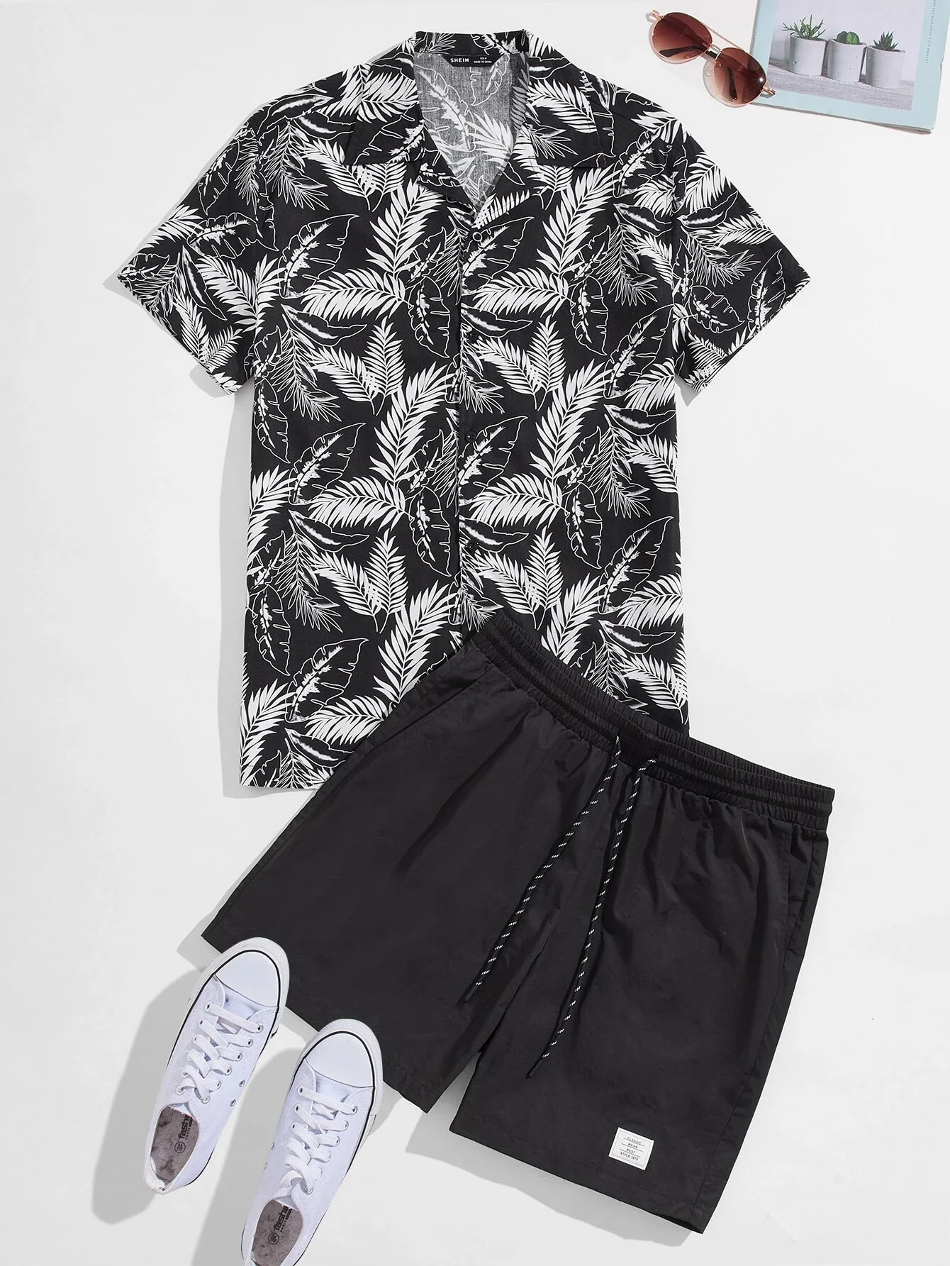 

Men Notch Collar Tropical Print Shirt & Drawstring Waist Patched Detail Shorts Set