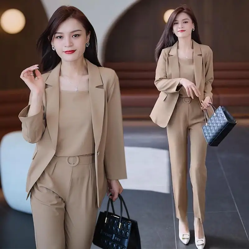 Женский офисный костюм из трех предметов