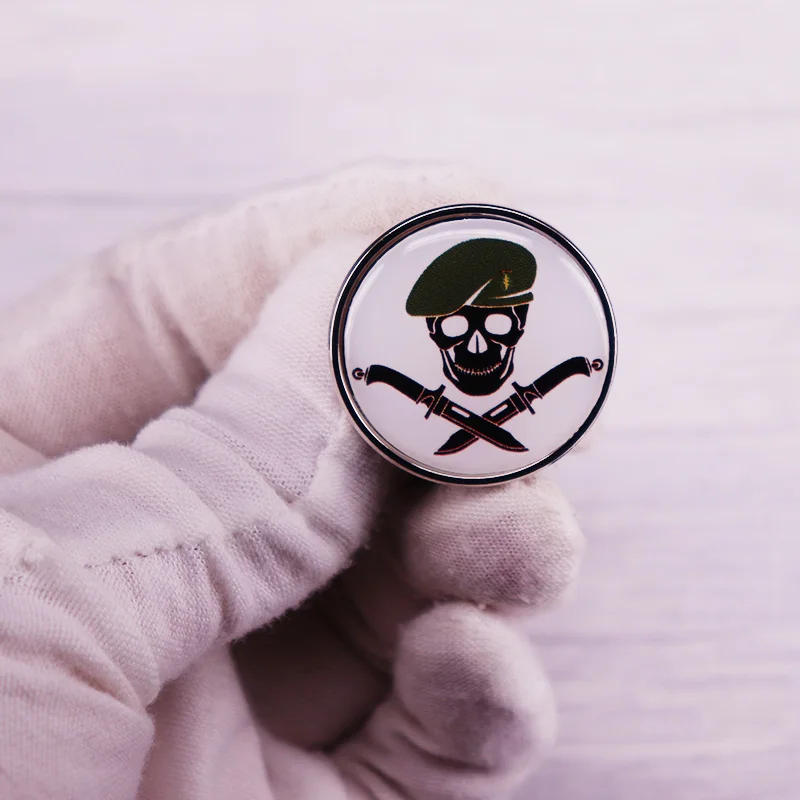 Берет-Череп Значок перекрестный нож и фотоэлемент |