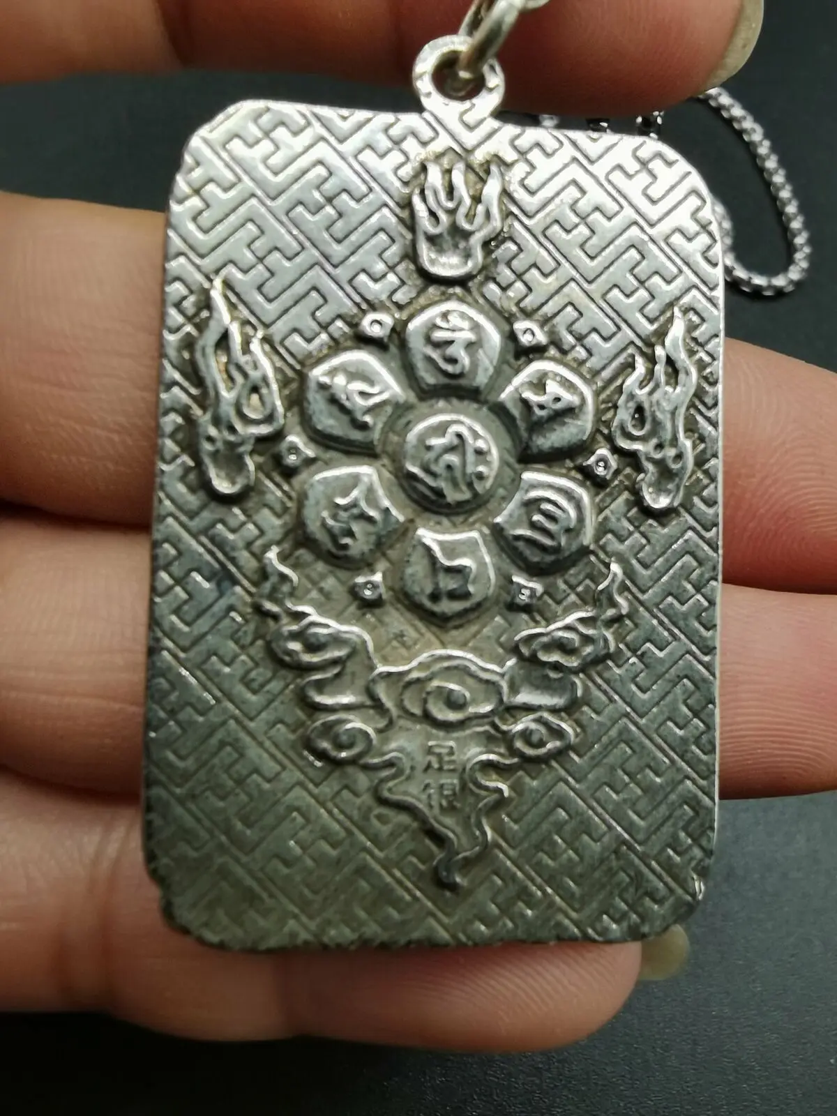 Изысканное ожерелье с подвеской в виде дракона ручной работы