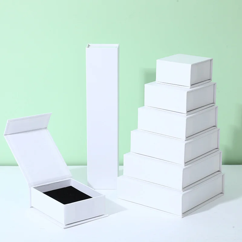 

Магнитная картонная подарочная коробка 100 шт.