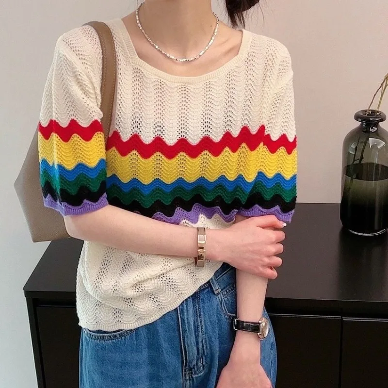 Женский трикотажный тонкий пуловер в разноцветную полоску с коротким рукавом и