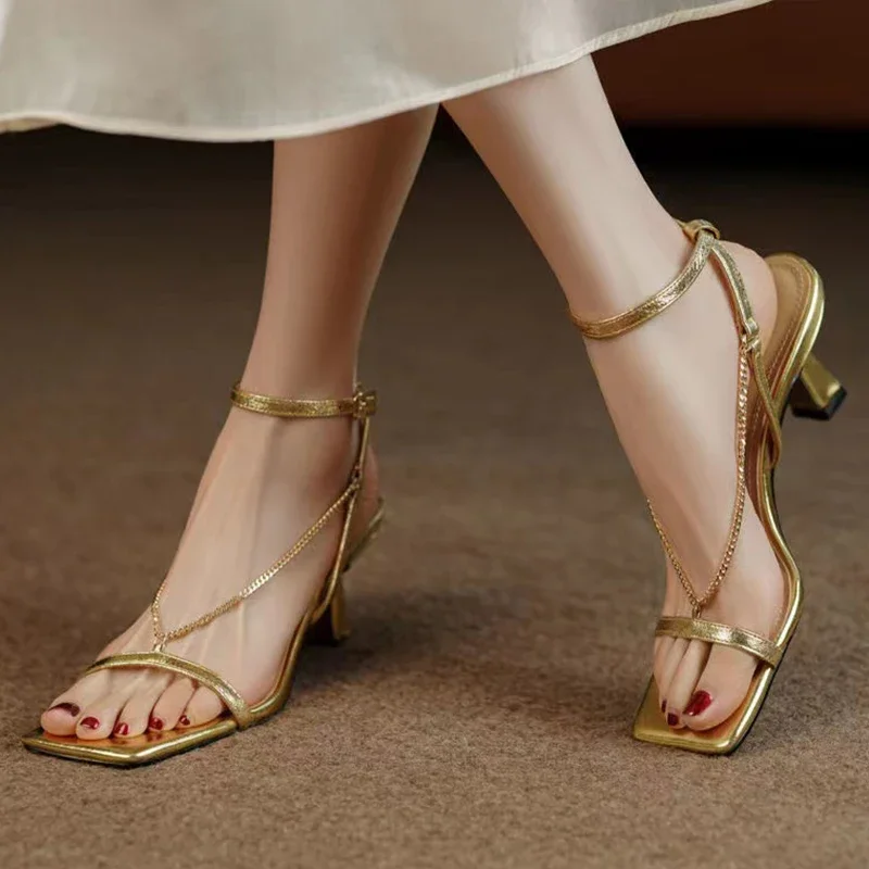

Женские сандалии в римском стиле Jmprs, золотистые босоножки на высоком каблуке с цепочкой и квадратным носком, сандалии-гладиаторы, женские туфли на толстом каблуке с ремешком на щиколотке, лето 2023
