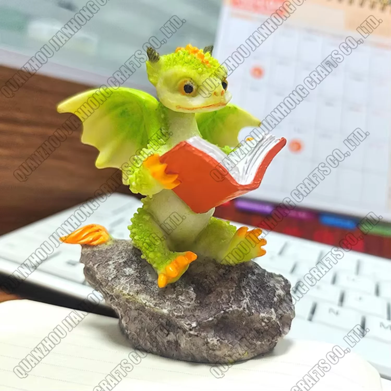 Дракон сидящий на камне миниатюрная статуя животного из смолы декор фигурка