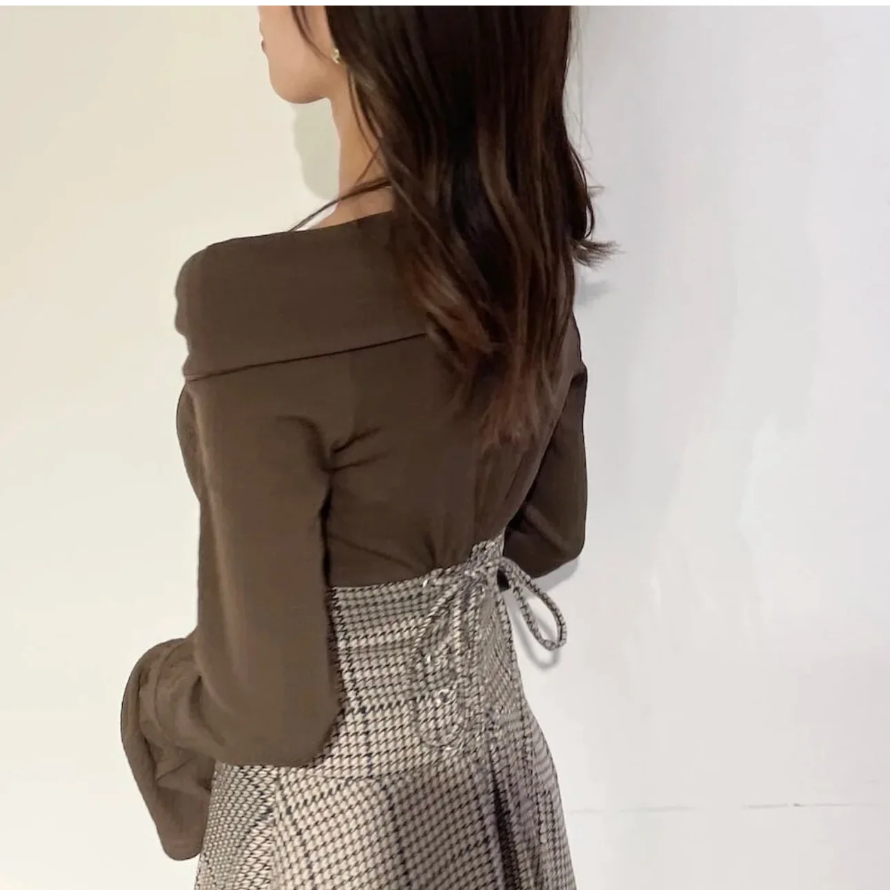 Элегантное клетчатое платье с открытыми плечами и длинными рукавами женское