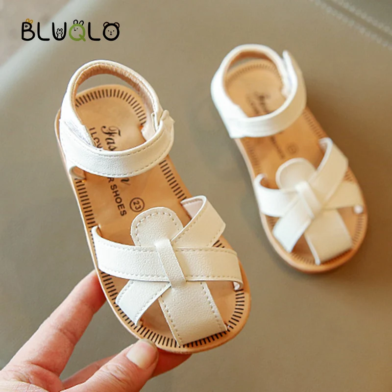 Детские сандалии 2022 летние пляжные для девочек модная обувь принцессы на плоской