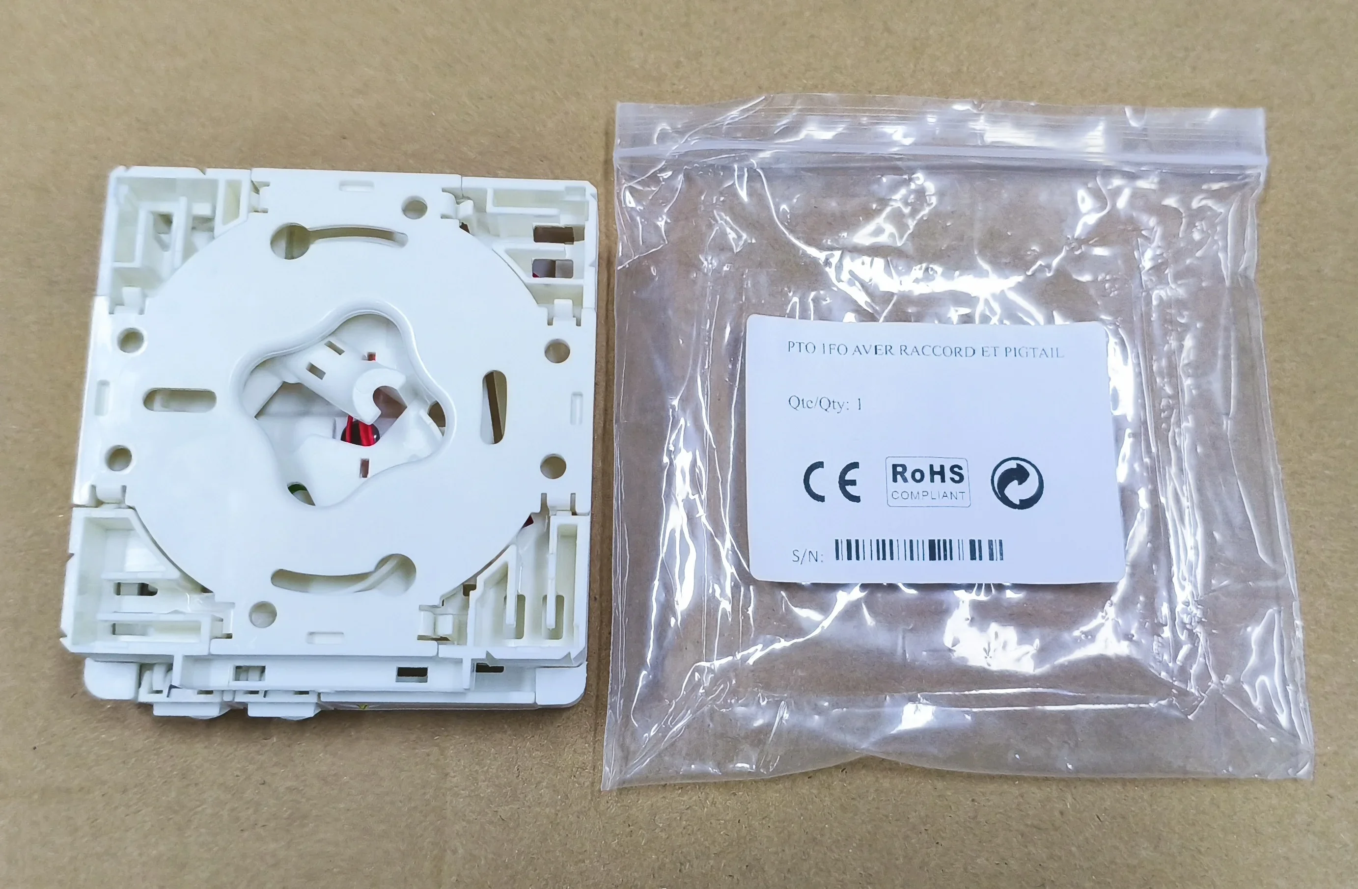 Франция PTO Box 1Fo Оптоволоконная розетка с косичкой SC/APC и адаптером оконечная