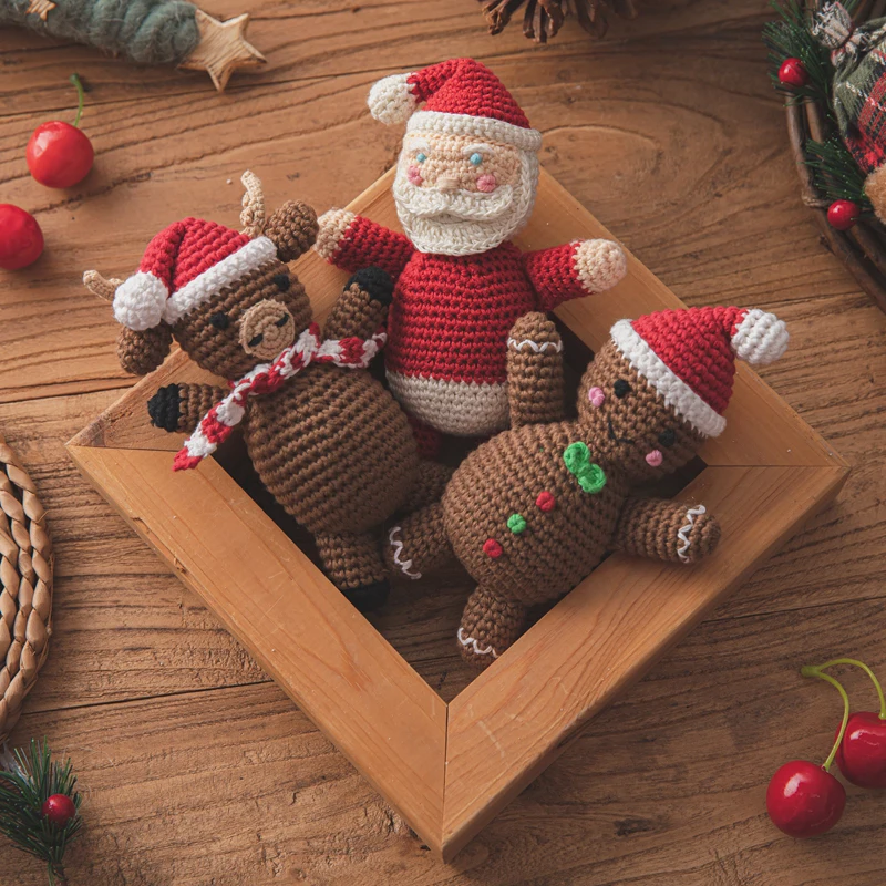 

1pc Christmas Baby Toy Handmade Crocheted Xmas Rattle Toys Santa Claus Ginger Man Moose Plush Dolls Kids Newborn Christmas Gift