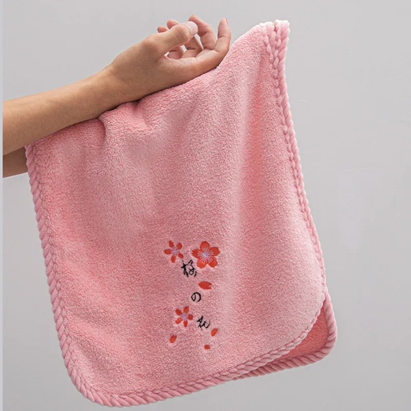 Мягкое бархатное полотенце с вышивкой 34x75 см