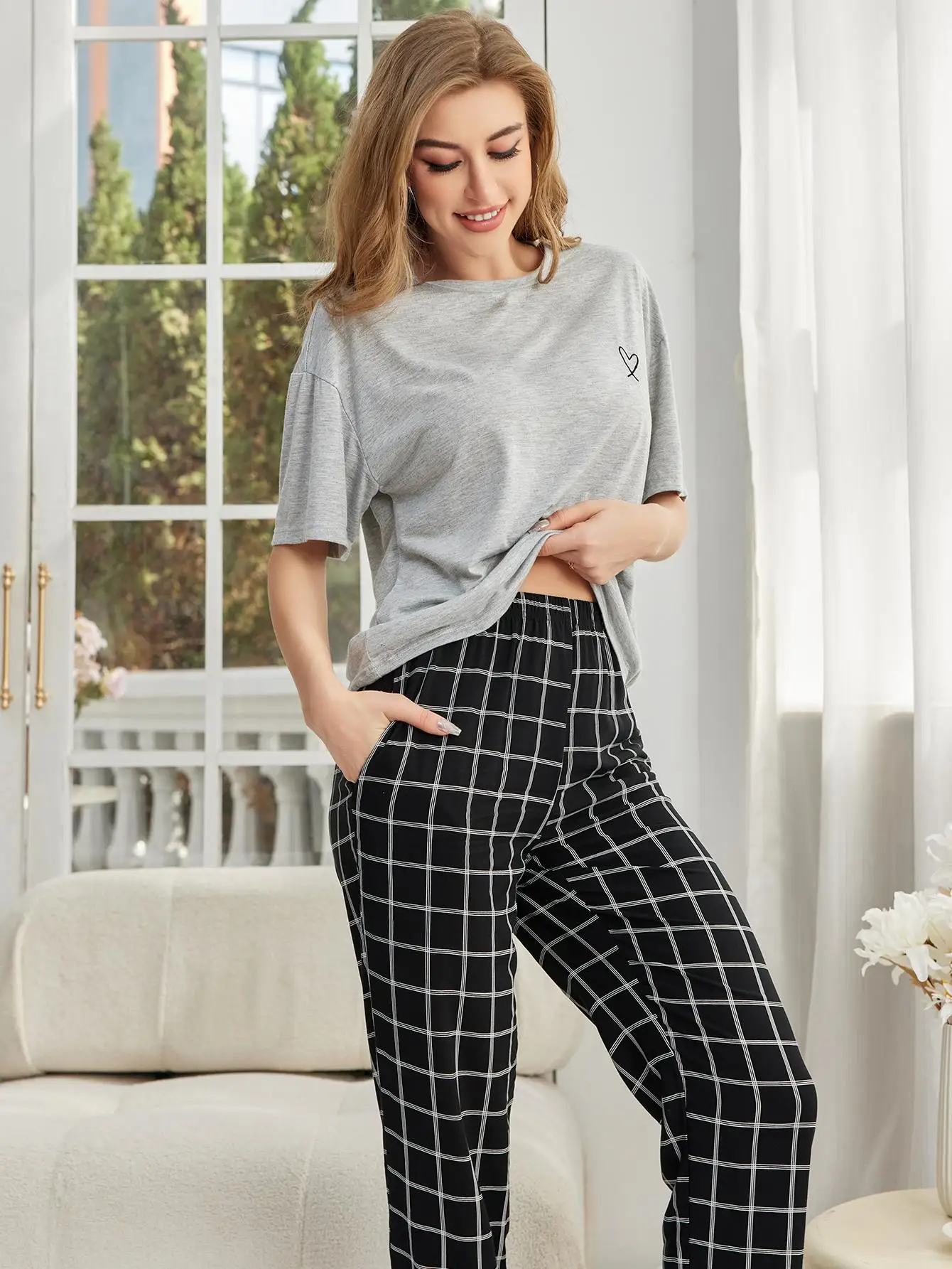 Женский пижамный комплект с коротким рукавом и длинными клетчатыми брюками |