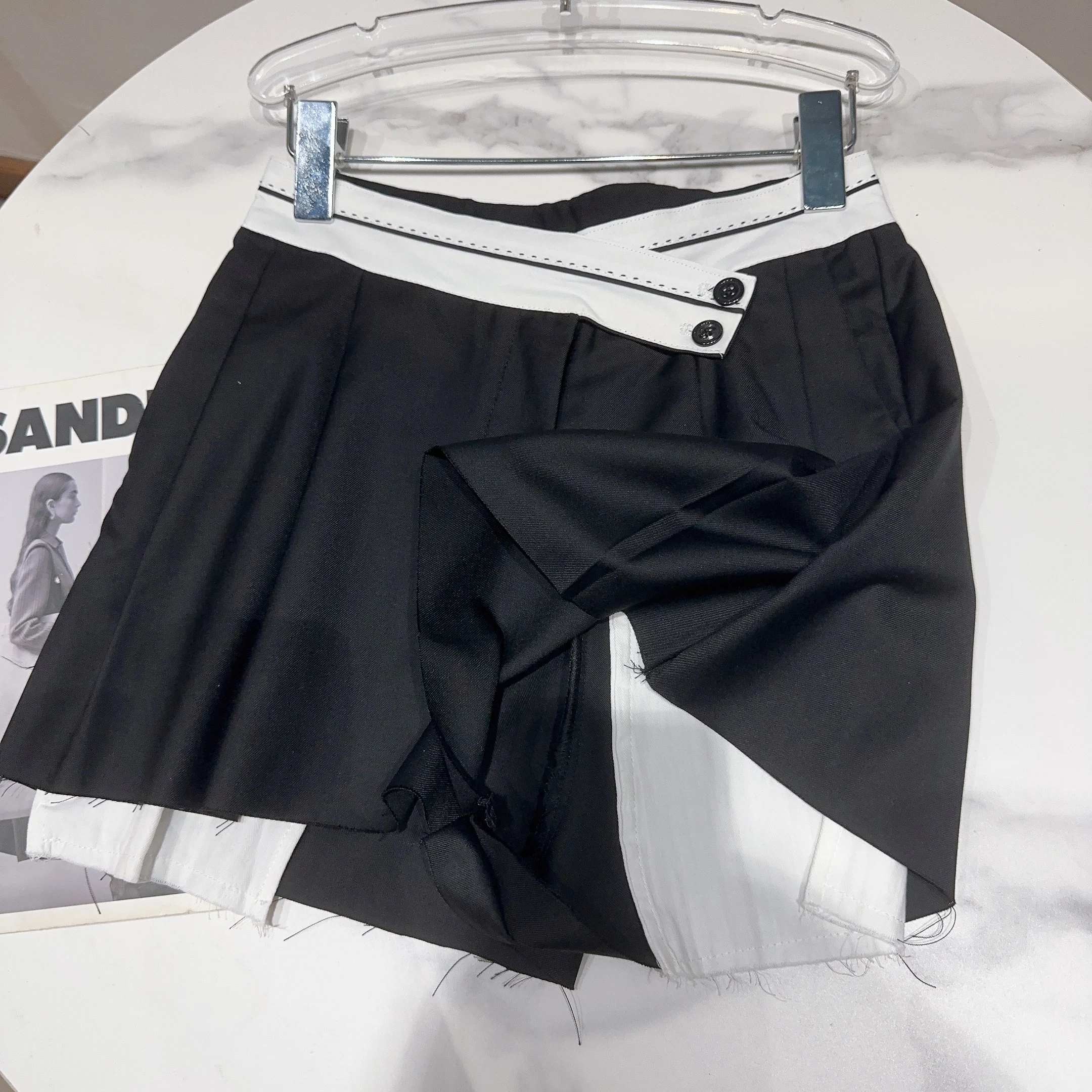 2023 Summer New Black White Contrast Color Irregular Pocket Shorts Culottes Women Fashion All-Match Pleated Skirt Casual Shorts