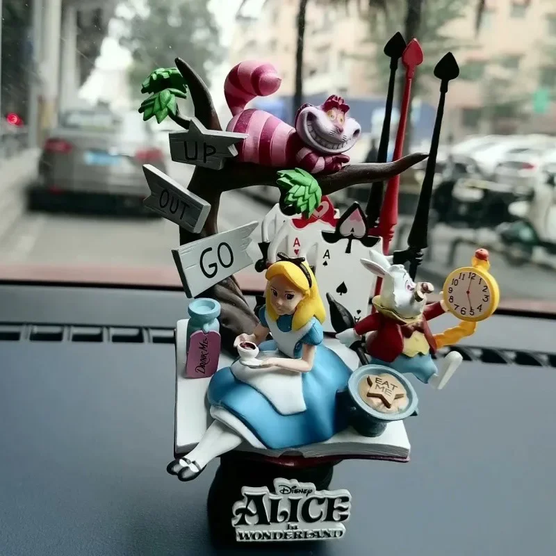 Фигурка героя из мультфильма Алиса в стране чудес