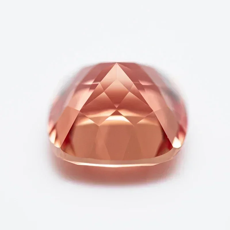 Выполненная в лаборатории сапфировая квадратная подушка оранжевого цвета VVS1