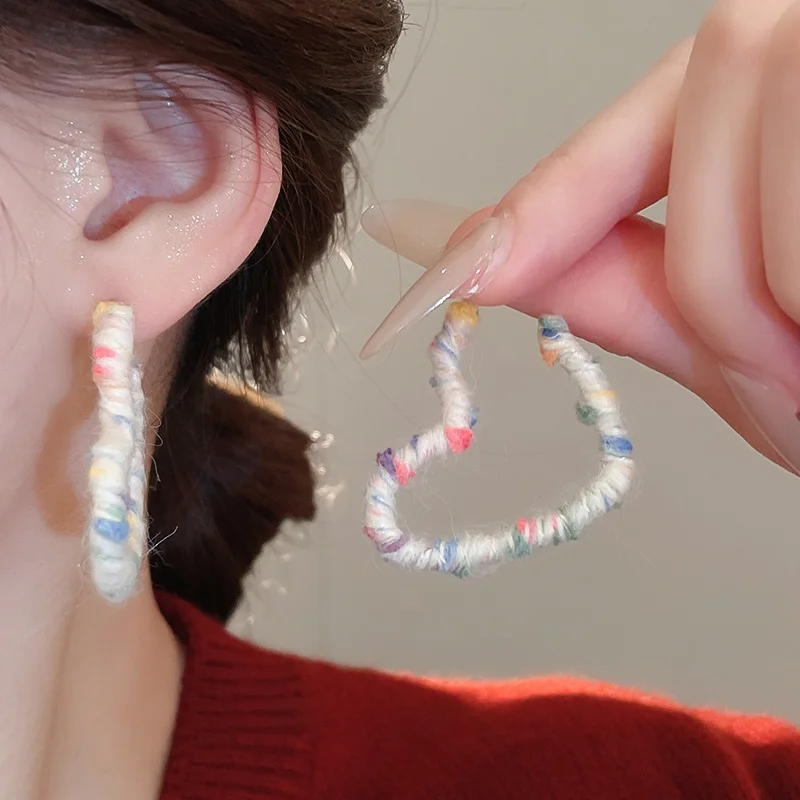 Осенние и зимние плюшевые круглые серьги женские новые простые браслеты милые