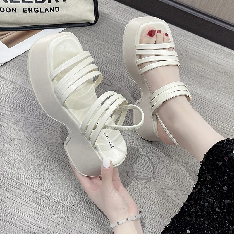 Босоножки женские на танкетке сандалии-гладиаторы серебристого цвета высоком