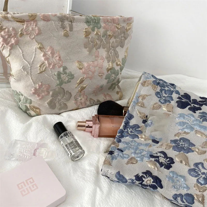

French Relief Flower Makeup Bag Portable Travel Toiletries Bag Purses Women Large Capacity Canvas Beauty Case Retro Cosmetic Bag