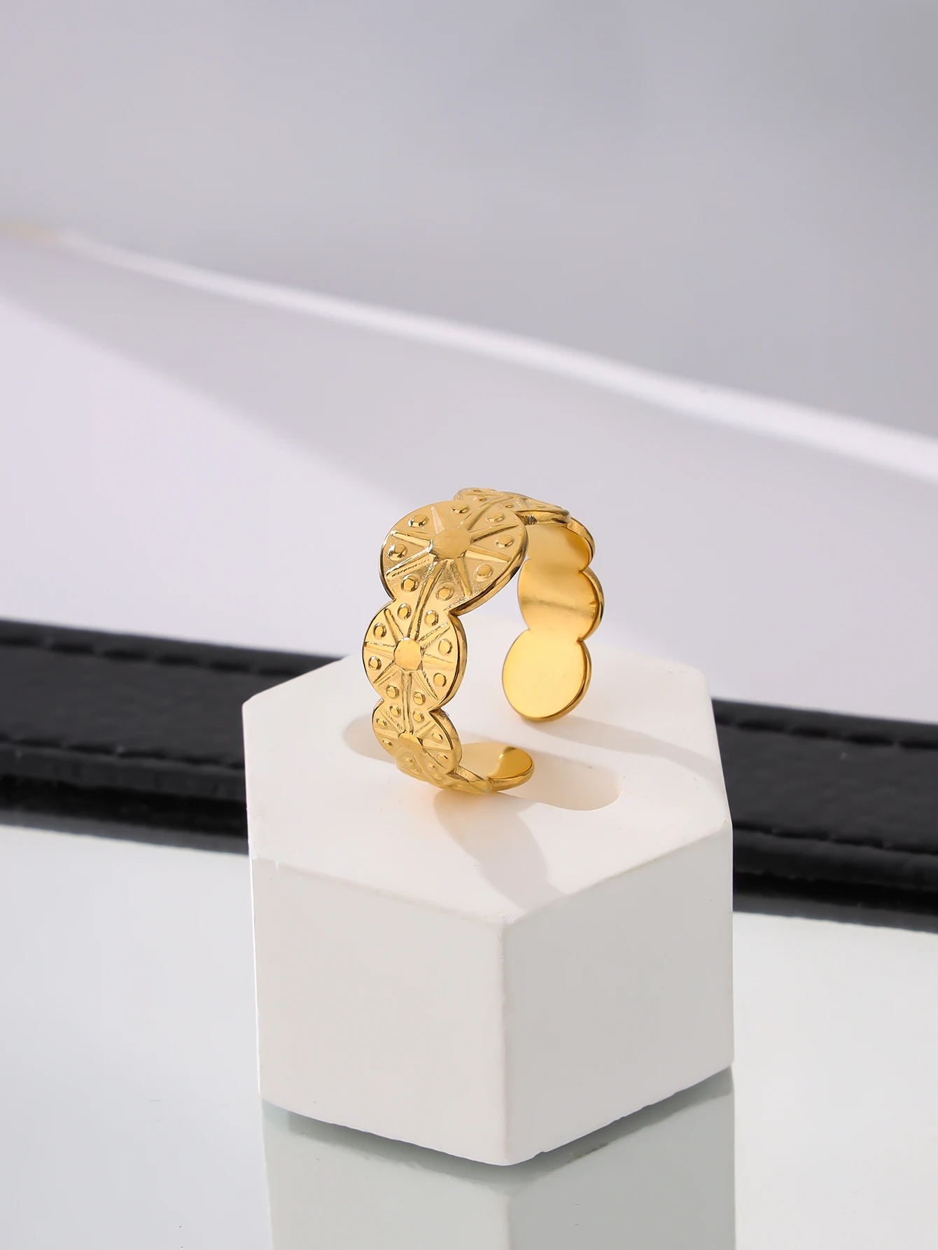 European and American Fashion Stainless Steel Octagon Star Ring Personalized Geometric Round Living Ring for Men and Women