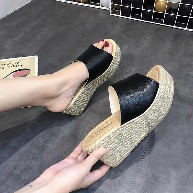 

Шлепанцы на танкетке женские, мягкие туфли на платформе, сланцы, удобные мюли на среднем каблуке, обувь в римском стиле из искусственной кож...