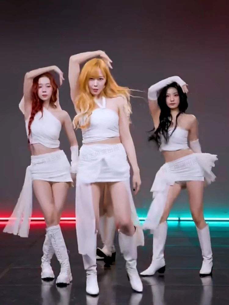 Корейская группа девушек выполняет тот же стиль пения наряд женские белые
