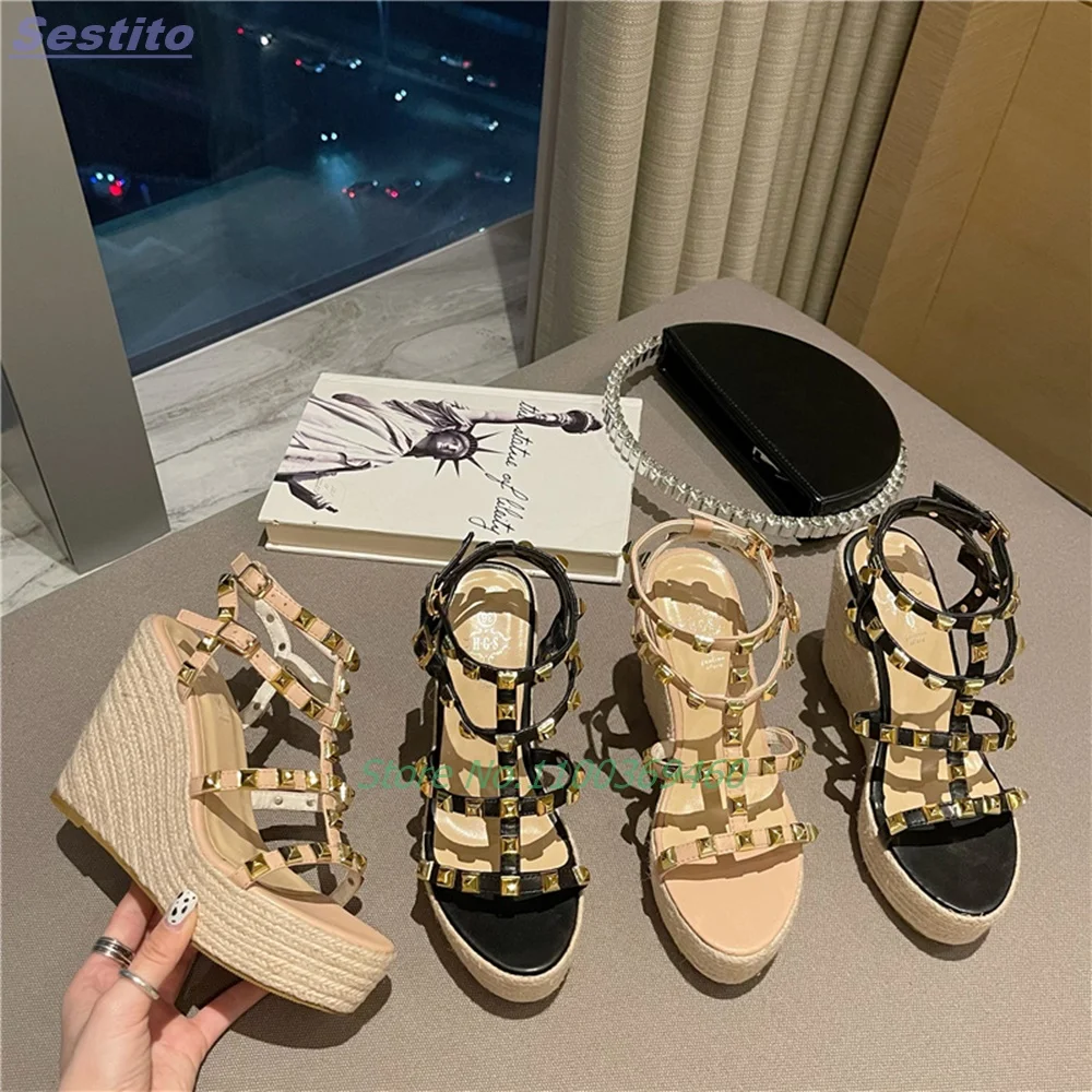 

Wedges Rivet T-Shape Roman Sandals Open Toe Anke Buckle Sexy Fashion Designer Women Shoes Summer Casual Black Solid Color Newest
