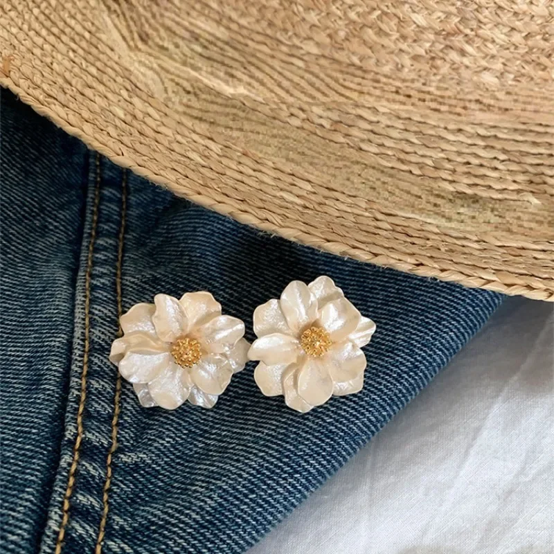 Женские темпераментные серьги в виде цветов