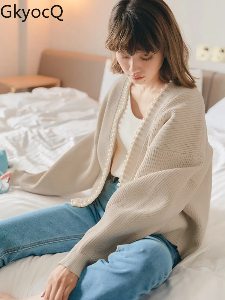 

Новинка Осень-зима 2022 Универсальный вязаный кардиган с V-образным вырезом и жемчугом свитер серый темно-синий кремово-белый женский свитер ...