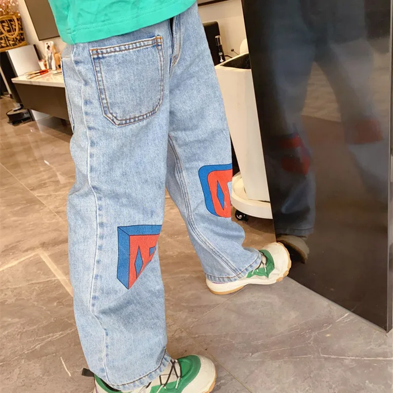 

Детские джинсы в европейском и американском стиле, повседневные светло-голубые прямые брюки с надписями для мальчиков и девочек, новинка 2022