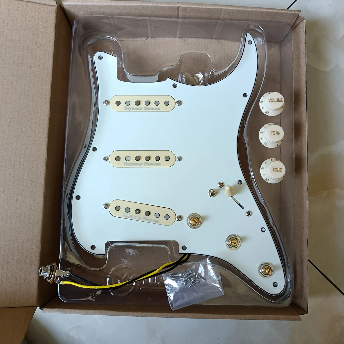 

SSS Loaded Strat Pickguard Set Yellow Seymour Duncan SSL1 Pickups CTS Brass Multifunction Switch Fit Fender Other Guitar