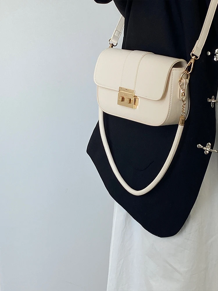 

2023 niche design new women's bag with a high-end and minimalist temperament, small square bag, underarm bag, versatile single