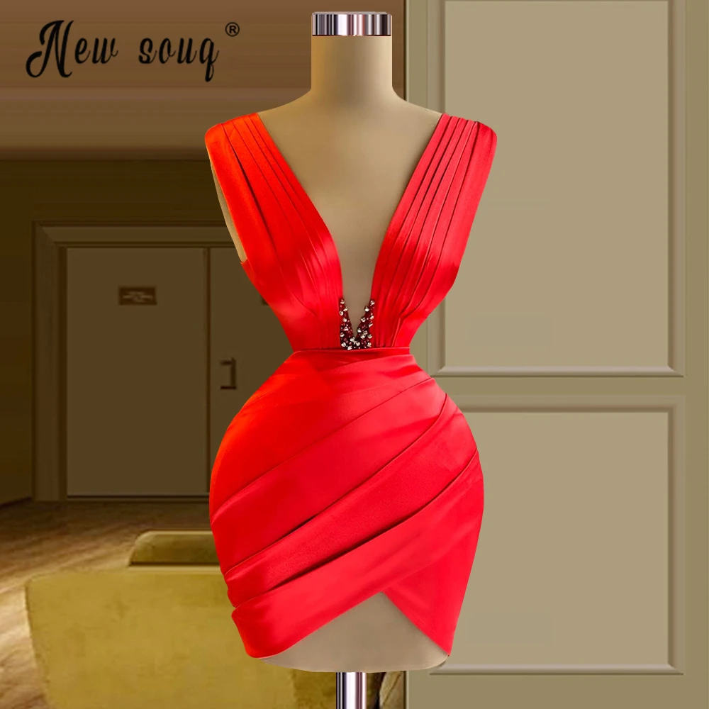 

Женское атласное коктейльное платье с глубоким V-образным вырезом и рюшами