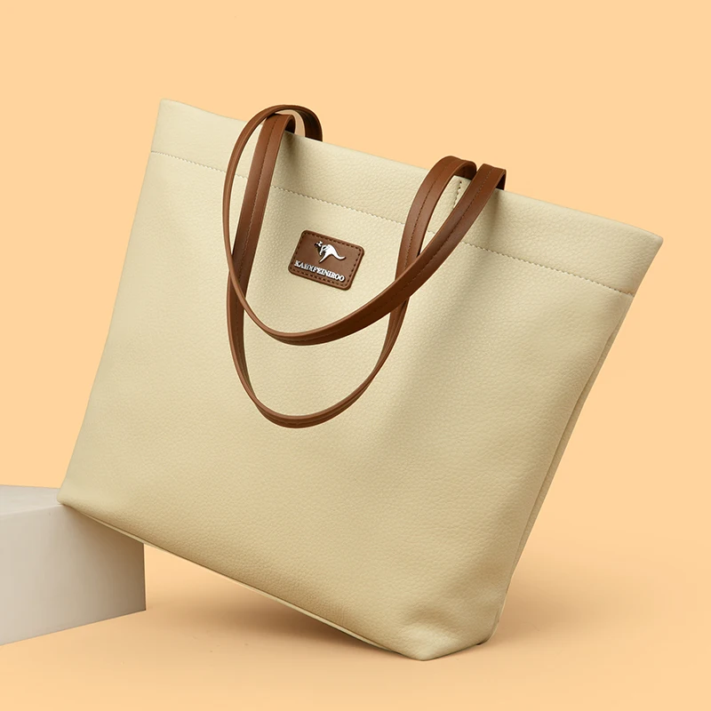 Сумка-тоут женская однотонная из мягкой кожи 2024