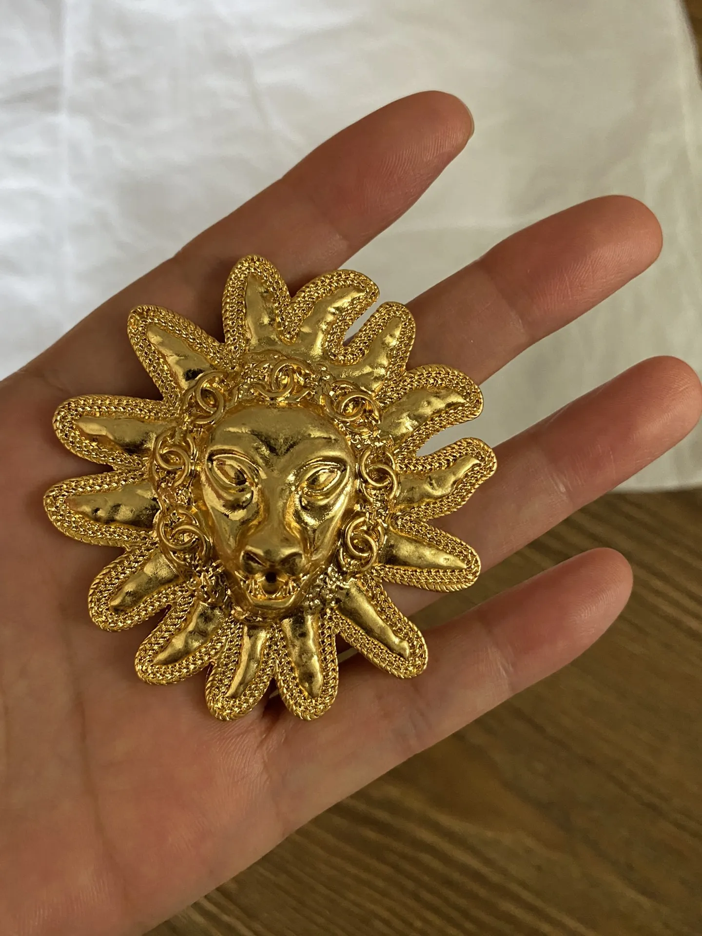 

Simple geometric European and American trend new lion head brooch