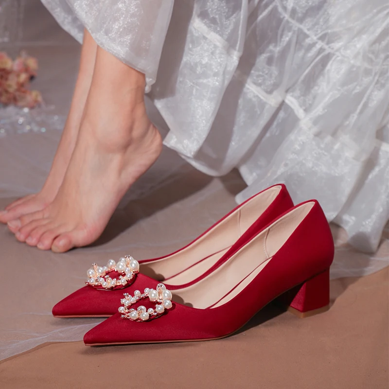 

Chinese Style Wine Red Satin Wedding Shoes Squre Chunky Heel Pearl Metal Buckle Bride Dress Pumps Safe Confortable Single Shoes