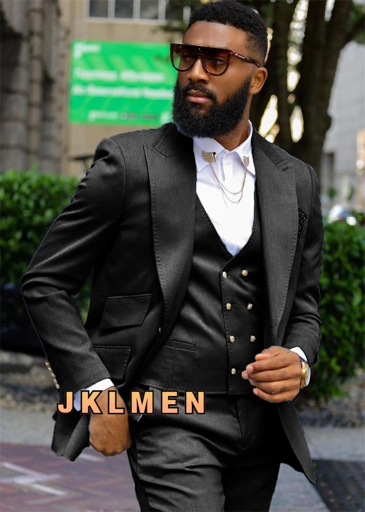 Мужской костюм из трех предметов бежевый с двубортным жилетом лацканами