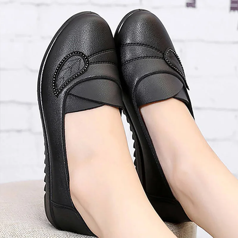 2022 Autumn Soft Soled Casual Mum Flat Shoes Women Leather Shoes Women Slip On Loafers Lazy Shoes Rhinestone Red Female Shoes
