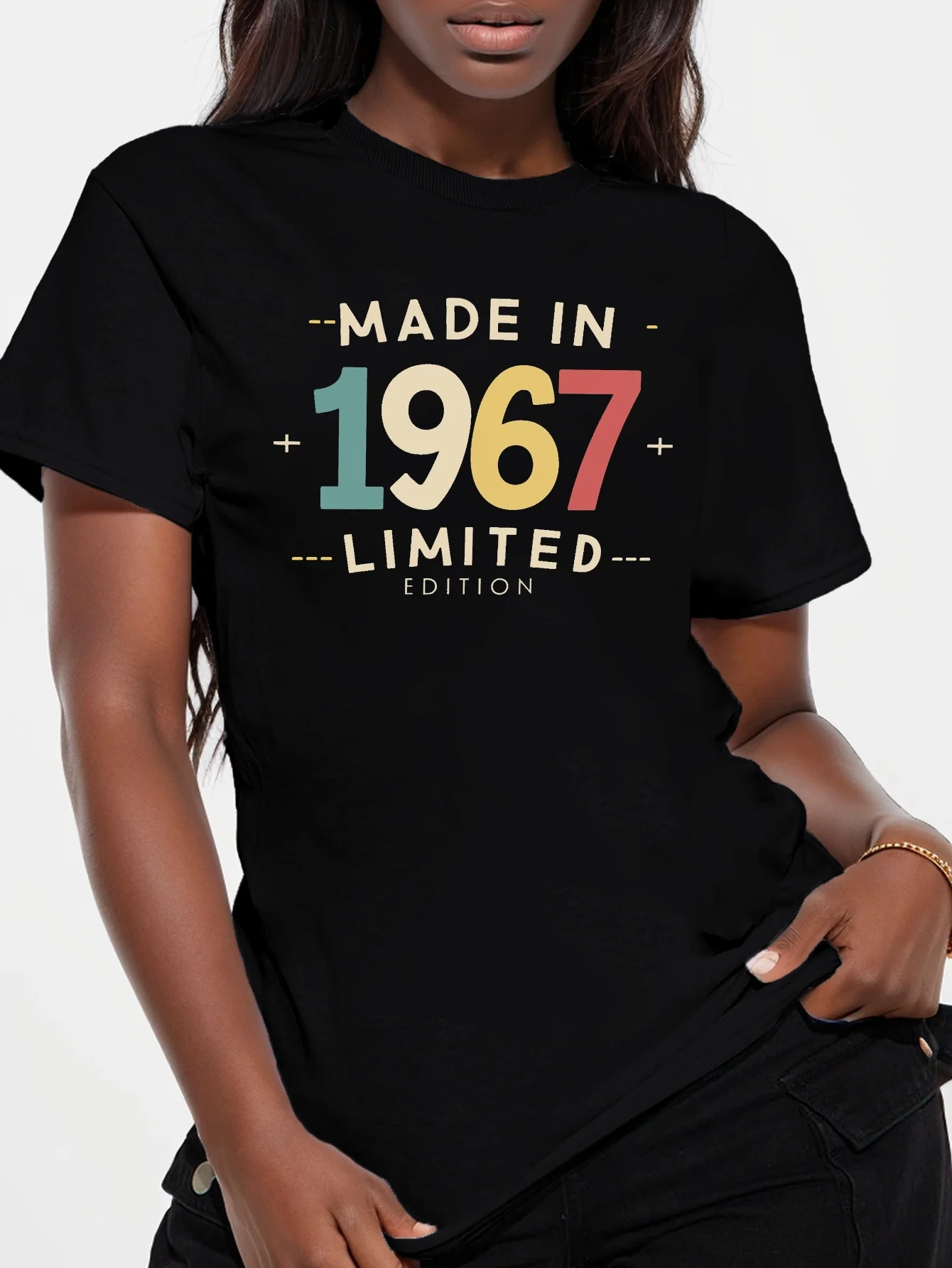 Женская футболка с круглым вырезом коротким рукавом и надписью