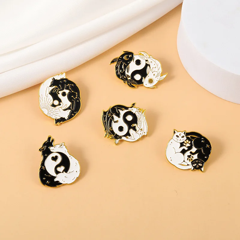 Черно-белый значок со Сплетницей Инь Янь в виде животного |