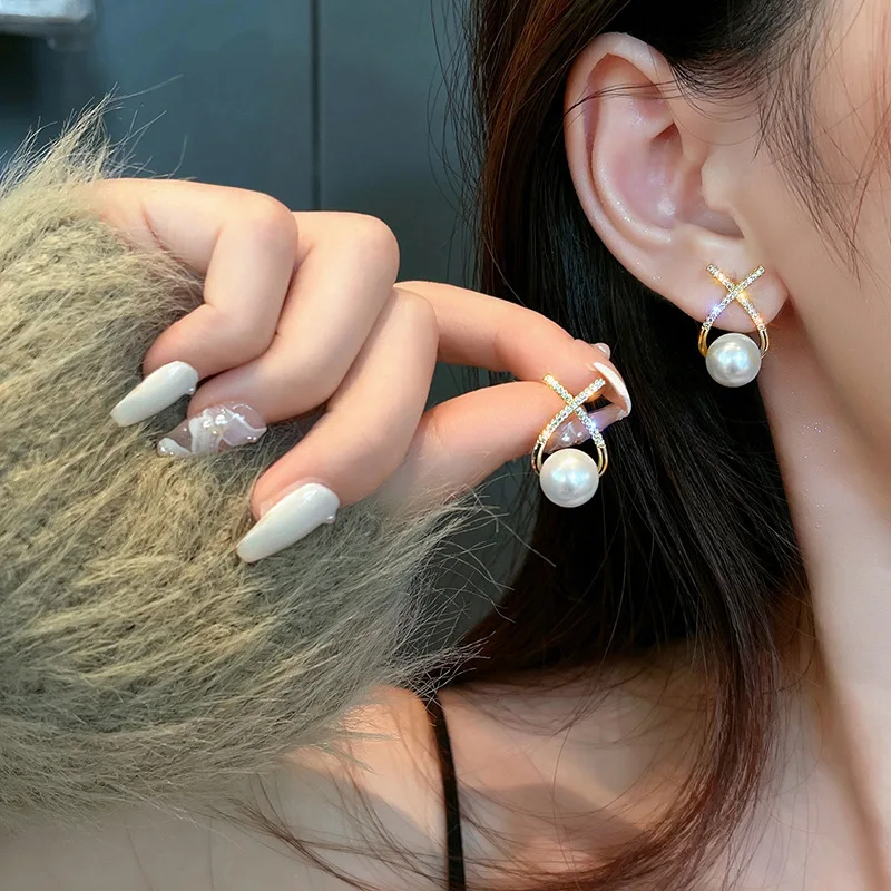 

2022 New Inlaid Rhinestone Pearl Stud Earrings Women Personality Fashion Unique Design Earrings Wedding Jewelry Birthday Gift