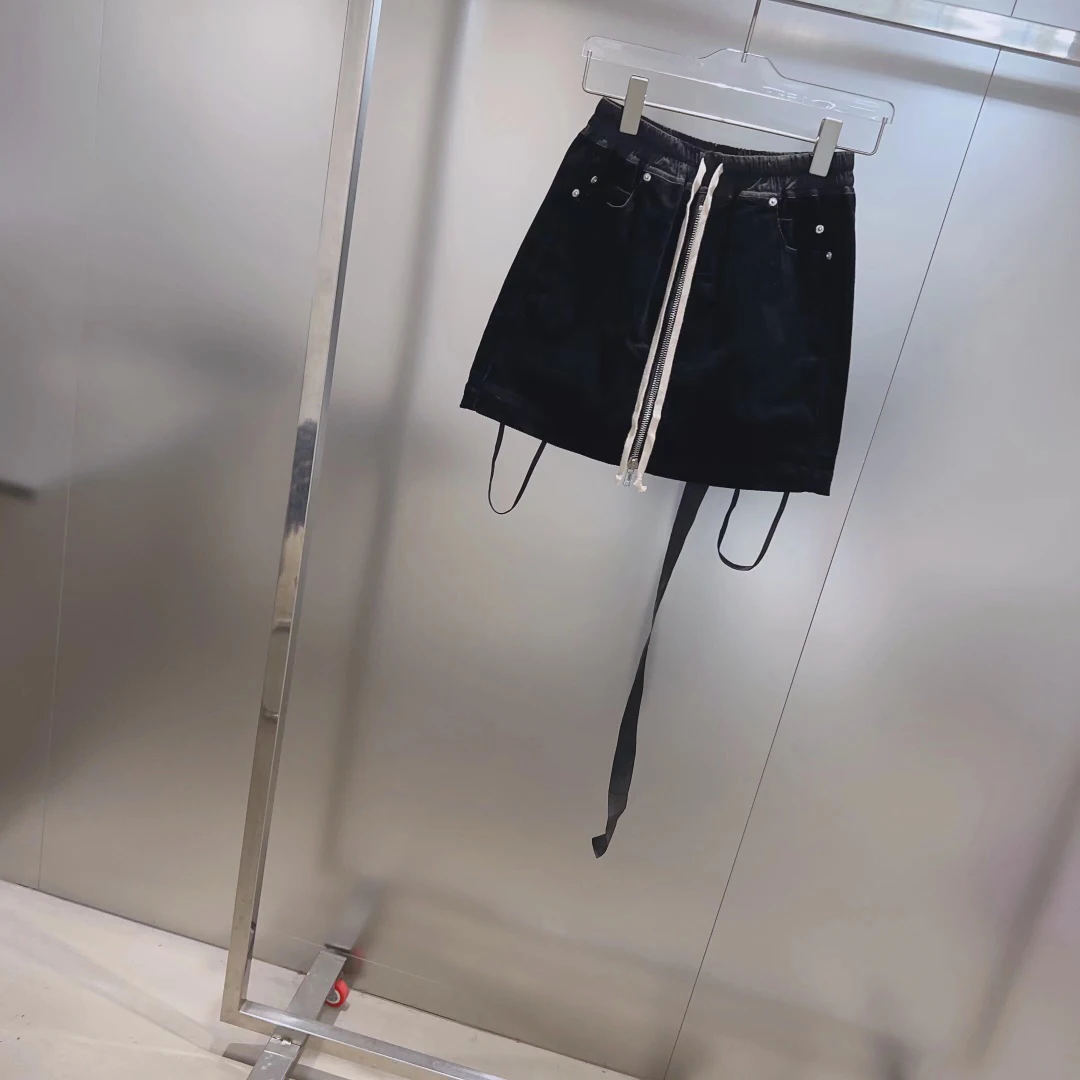 

Early spring new elastic high waist dark wind short skirt elastic high waist streamer zipper slit design