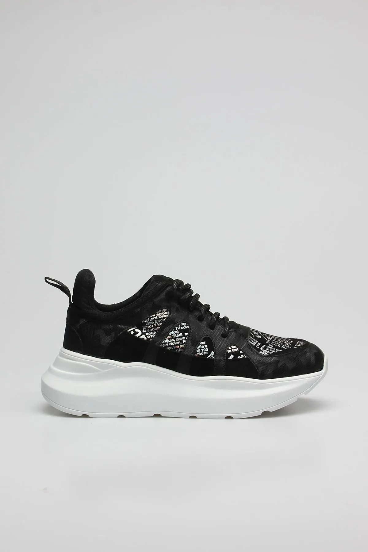 

Модные стильные черные женские спортивные кроссовки