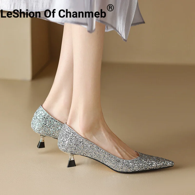 

Женские блестящие Серебристые туфли-лодочки LeShion Of Chanmeb, блестящие золотистые туфли с блестками, женская обувь на тонком каблуке с острым носком для свадьбы и вечеринки