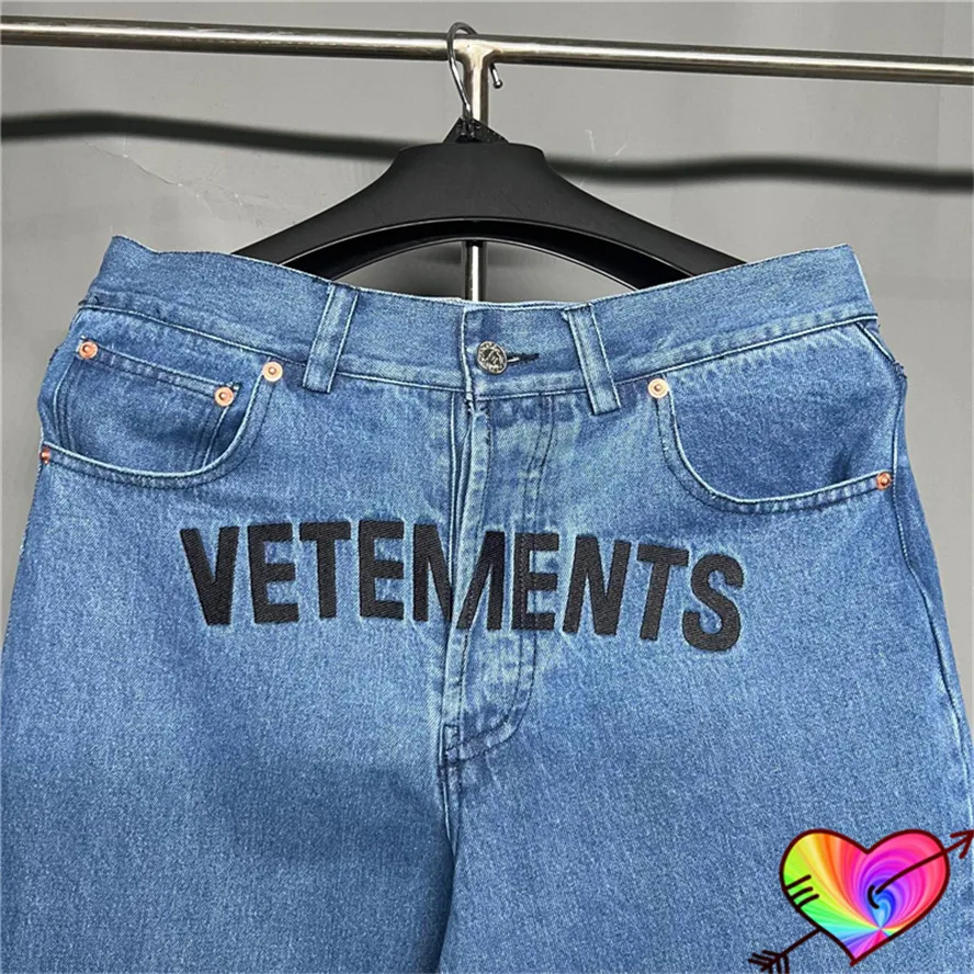 

Синие джинсы с черным логотипом, 2022, для мужчин и женщин, 1:1, качественные вышитые джинсы с надписью, прямые джинсы VTM