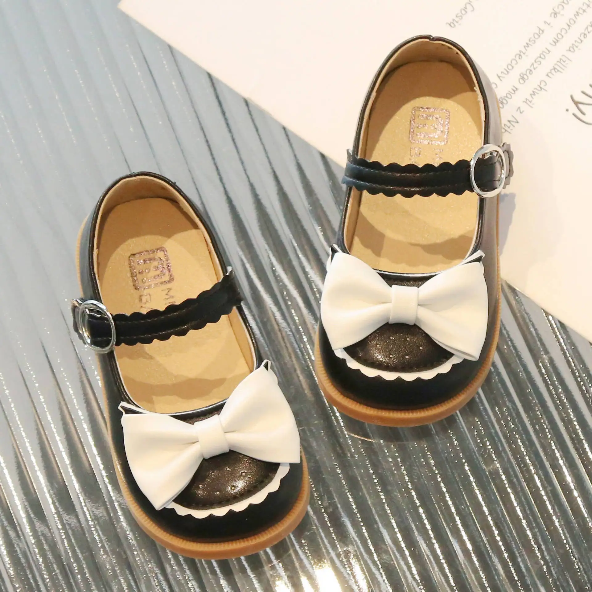 Маленькие кожаные туфли для девочек новинка весны 2024 детские принцессы с бантом