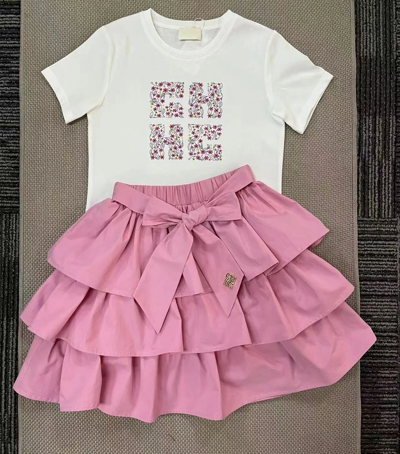 

Free Shipping Sweet Style Girls Dress 2 Piece Sets 2023 Summer New Fashion Letter Printed Teenager Girl T-Shirt with Pink Skirt
