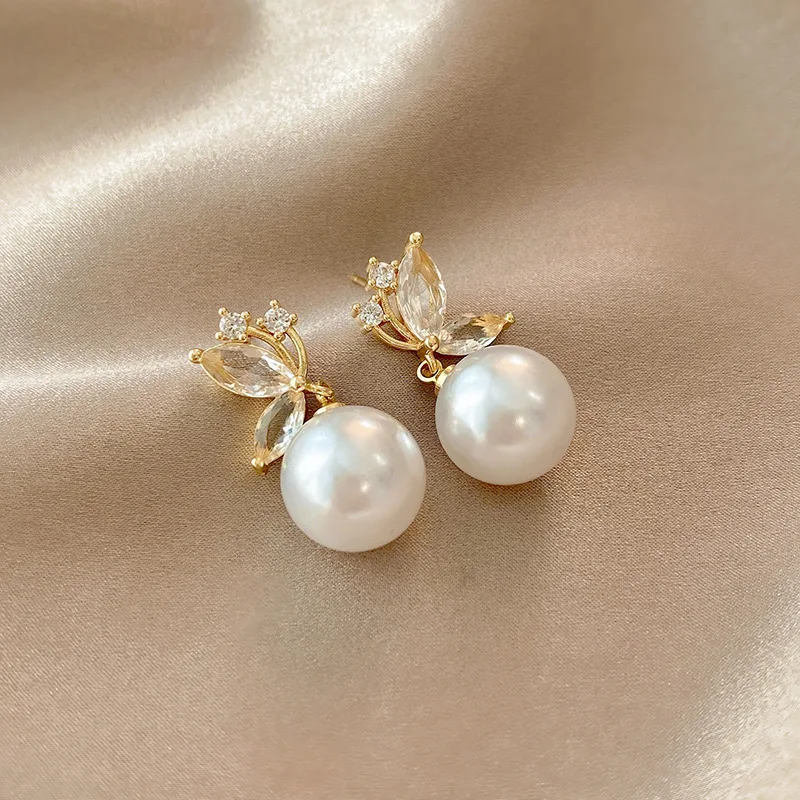 

W40 East Gate simple Butterfly Pearl Earrings women's net red fashion Zircon Earrings design feeling light luxury ear acce