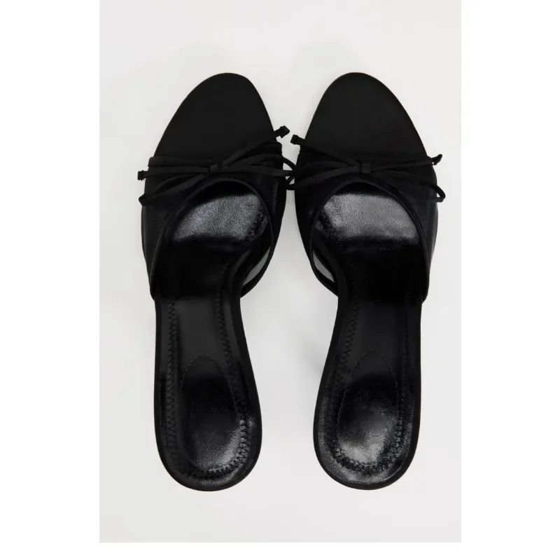 Женские босоножки на высоком каблуке в стиле ретро